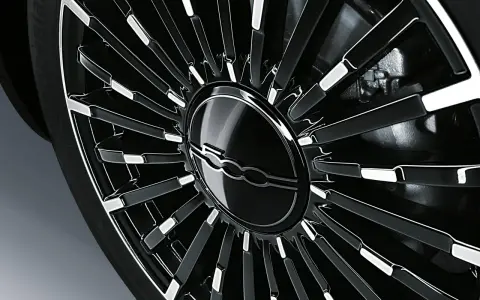 Cerchione nero lucido con logo Fiat 500. La pressione pneumatici corretta è fondamentale per la sicurezza della tua Fiat 500.