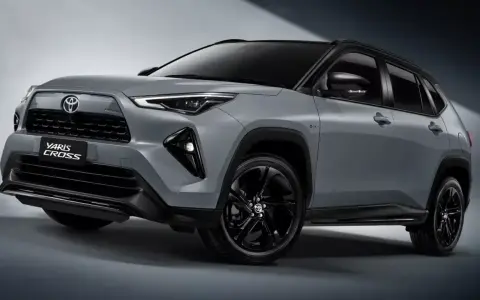La nuova Yaris Cross 2026, un SUV compatto grigio metallizzato con dettagli neri, si presenta con un design audace e moderno.