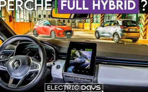 Interno di un'auto con volante e schermo. Fuori, due auto, una rossa e una grigia, con la scritta "PERCHÈ FULL HYBRID?".
