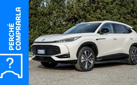 Un SUV bianco moderno, pronto per le mg auto recensioni. La scritta "Perché comprarla" e un punto interrogativo blu sul lato sinistro invitano a scoprire di più.