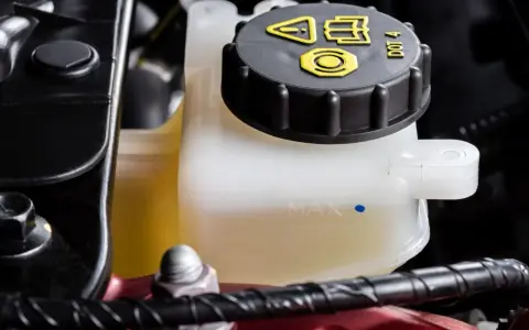 Serbatoio liquido freni auto, pronto per il cambio olio freni. Livello MAX visibile.
