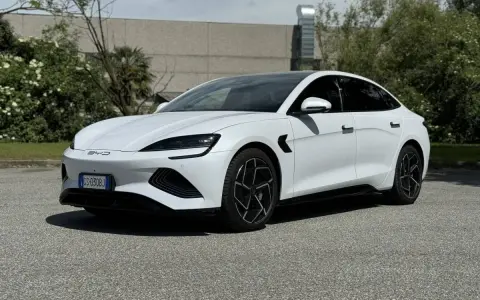 BYD Seal, un'auto elettrica dal design moderno, pronta a dimostrare la sua eccezionale autonomia.