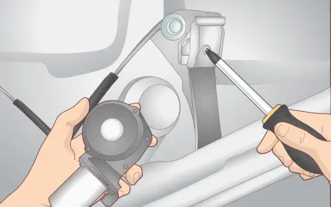 Mani che smontano un motorino del finestrino elettrico, un cacciavite che svita una vite. Guida per capire come alzare manualmente finestrino elettrico.