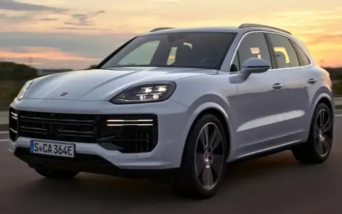 Porsche Cayenne, un SUV potente come cento cavalli, sfreccia al tramonto.