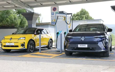 Due auto elettriche, una gialla e una blu, in carica presso una colonnina. Un'immagine che rappresenta la mappa colonnine ricarica auto elettriche Italia.
