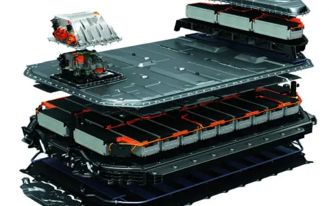 Dettaglio esploso di un pacco batterie per veicoli elettrici, mostrando la disposizione dei moduli e dei componenti interni. Queste batterie allo stato solido promettono maggiore sicurezza ed efficienza.