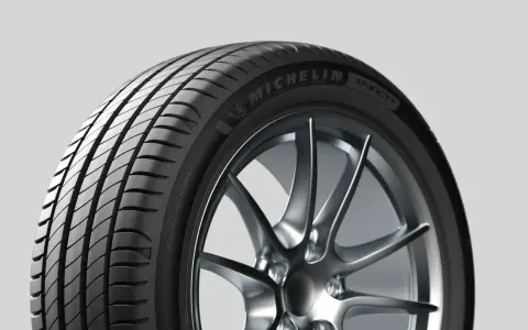 Pneumatico Michelin Primacy 4, con cerchio sportivo. Nessun difetto visibile, solo prestazioni.