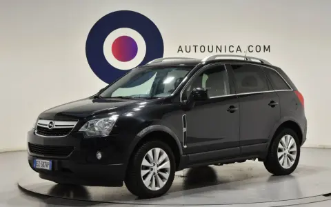 Opel Antara nera, un SUV spazioso. Non si notano particolari difetti evidenti in questa immagine.