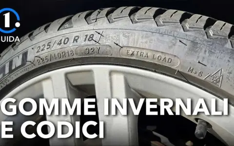 Dettagli sul fianco di un pneumatico: dimensioni 225/40R18, indice di carico 92Y, "Extra Load" e simboli M+S. Guida ai codici gomme 4 stagioni.