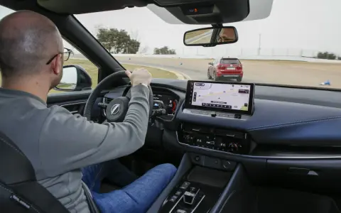 Uomo al volante su una pista, con un'altra auto rossa davanti. Il navigatore mostra il "Circuito del Jarama", ideale per chi vuole aumentare cavalli auto.