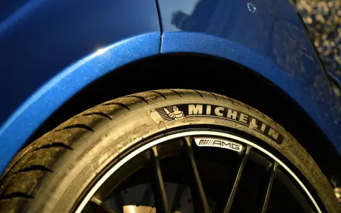 Gomme Michelin Pilot Sport su cerchio AMG di un'auto blu scintillante.