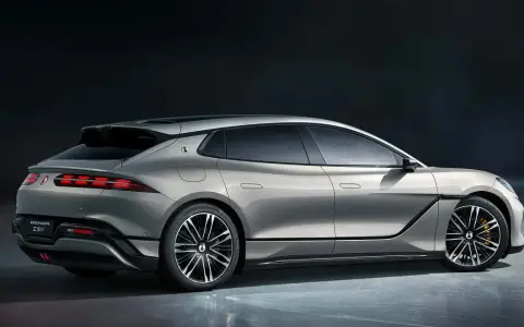 La Denza Z9 GT, un'elegante berlina sportiva color argento, mostra le sue linee aerodinamiche e i fari posteriori a LED distintivi.