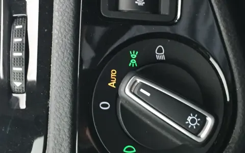 Manopola luci auto con simbolo fendinebbia anteriore illuminato.
