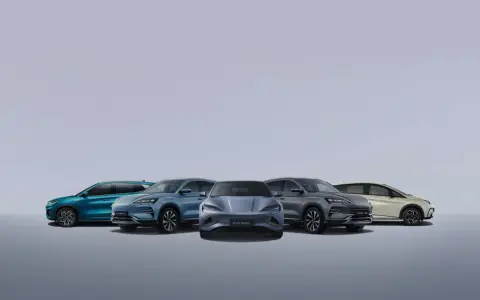 Cinque auto elettriche, tra cui una BYD Seal, in diverse tonalità di blu, grigio e beige, su uno sfondo neutro.