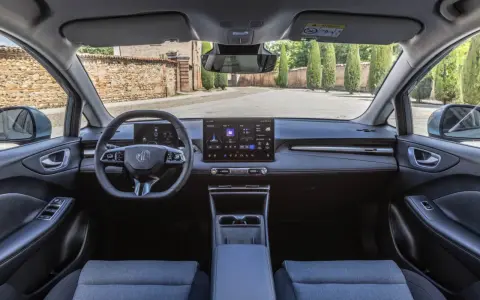 Interni MG4: volante, cruscotto digitale e ampio display centrale. Sedili comodi e finiture moderne.