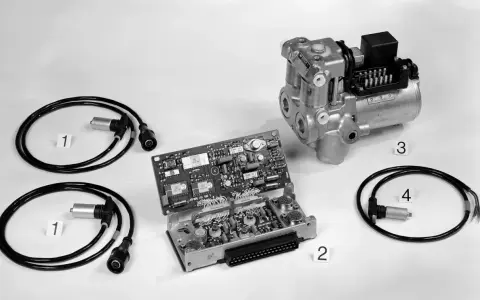 Componenti di un sistema ABS per auto: sensori ruota (1), centralina elettronica (2), attuatore idraulico (3) e cavo (4).