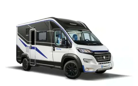 Camper elettrico bianco e nero con dettagli blu, pronto per avventure ecologiche.