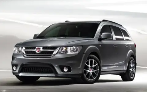 Fiat Freemont grigio metallizzato, un SUV spazioso. Alcuni proprietari segnalano fiat freemont difetti comuni, ma l'estetica rimane accattivante.