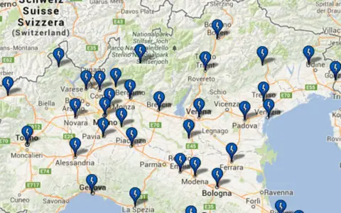 Mappa con segnaposto blu a forma di fulmine che indicano la posizione di colonnine elettriche in autostrada tra Svizzera e Italia.