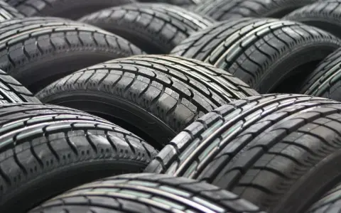 Pile di pneumatici, un simbolo di gomme 4 stagioni pronte ad affrontare ogni condizione climatica.
