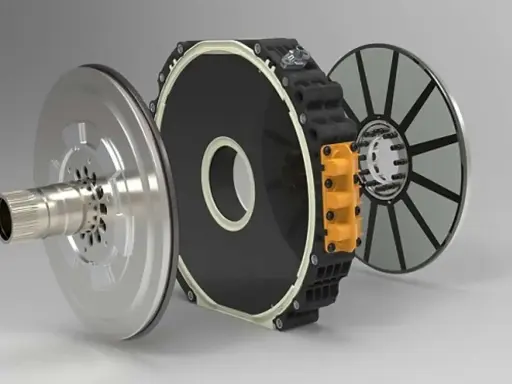 Componenti di un motore a flusso assiale: albero, statore nero con anello bianco e rotore a disco con magneti.