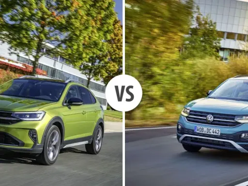 Due Volkswagen Nivus, una verde e una blu, si sfidano su strada.