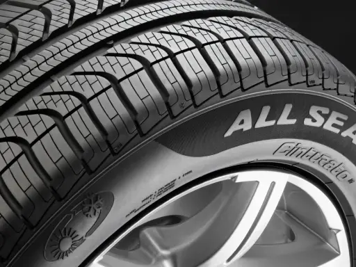 Gomme 4 stagioni con battistrada scolpito per aderenza su ogni terreno. Ideali per chi cerca versatilità.
