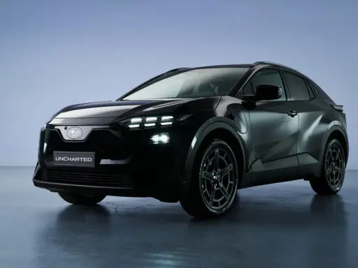 Subaru elettrica "Uncharted" nera, con fari a LED e logo Subaru sul frontale.