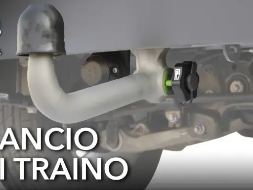 Gancio traino montato, pronto per il viaggio. Si può circolare con il gancio traino montato, un accessorio essenziale per chi ama trasportare.