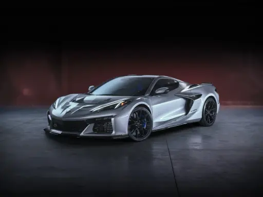 Chevrolet Corvette Z06 argentata, un gioiello tra i modelli Chevrolet, con cerchi neri e pinze blu.