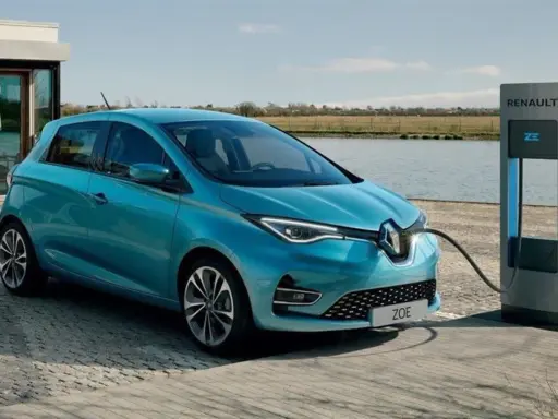 Renault Zoe, una delle auto elettriche più vendute, in carica vicino a un lago.