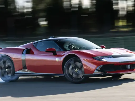Ferrari 849 Testarossa sfreccia in pista, sollevando fumo dagli pneumatici. Un'icona di velocità e design.