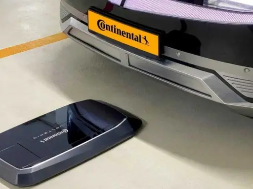 Piattaforma per ricarica wireless auto elettriche Continental, con un'auto parcheggiata sopra.