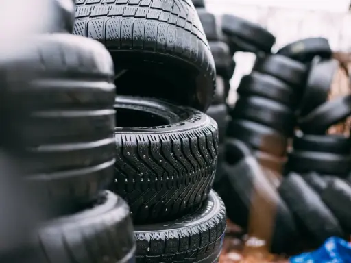 Pile di gomme invernali con chiodi, pronte per affrontare la neve. La sigla gomme invernali è ben visibile sul battistrada.