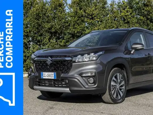 Suzuki S-Cross Hybrid: scopri se ci sono problemi prima di acquistarla. Auto grigia parcheggiata all'aperto.