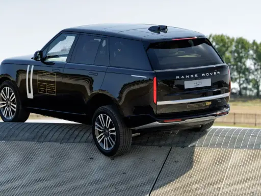 La nuova Range Rover elettrica affronta un percorso di prova su una superficie metallica.