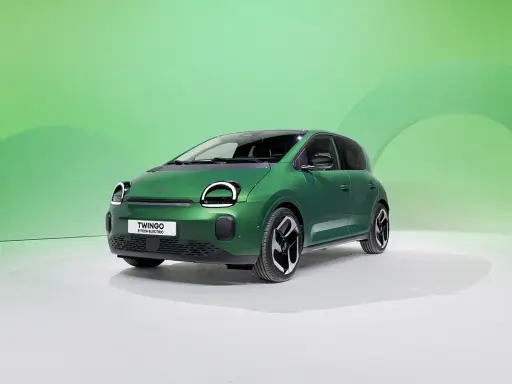 Un'auto utilitaria verde brillante, la Renault Twingo E-Tech Electric, posizionata su uno sfondo verde sfumato.