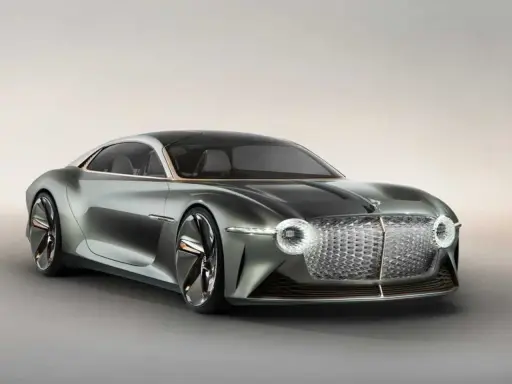 Concept car Bentley elettrica, un futuro di lusso e sostenibilità. Design futuristico con griglia iconica e fari a LED.