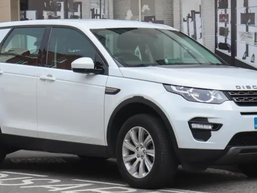 Discovery Sport, un'auto elegante ma con qualche piccolo difetto, parcheggiata in strada.
