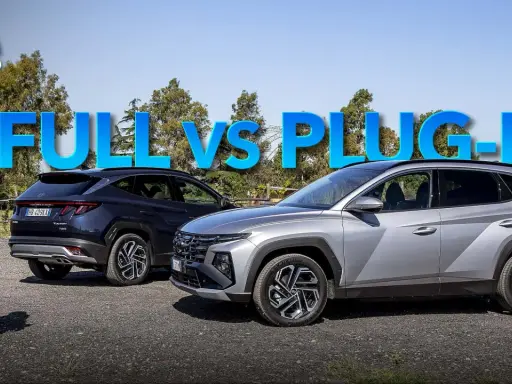 Uomo indica due SUV, uno blu e uno grigio, con la scritta "FULL VS PLUG-IN". Quando una auto ibrida non conviene.