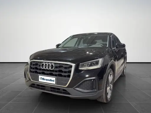 Audi Q2 nera, un'auto compatta e agile. Nonostante la sua popolarità, alcuni proprietari segnalano piccoli audi q2 difetti.