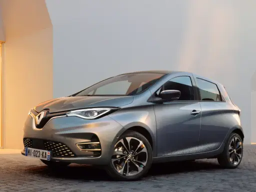 Renault Zoe grigio metallizzato, un'auto elettrica moderna. Le recensioni la lodano per design e prestazioni.