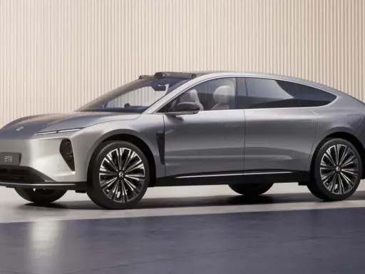 Nio ET9, un'elegante berlina coupé grigia, mostra un design futuristico con linee aerodinamiche e cerchi sportivi.