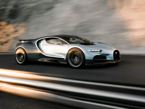 Bugatti Tourbillon sfreccia su una strada, con scie luminose che ne accentuano la velocità.