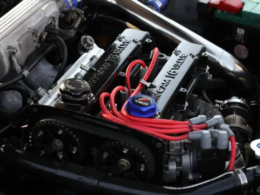 Motore elaborato con coperchio valvole "16 VALVE", candele rosse e pulegge. Un aggiornamento centralina auto potrebbe ottimizzare queste prestazioni.