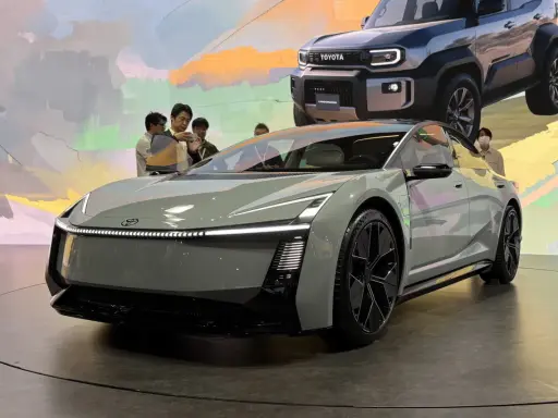 Concept car Toyota Corolla 2026, un'auto elettrica dal design futuristico con linee affilate e luci a LED.