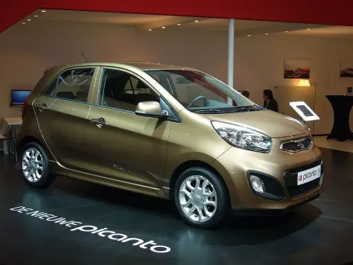 Kia Picanto color oro, in esposizione. Nessun difetto visibile, solo un'auto nuova.