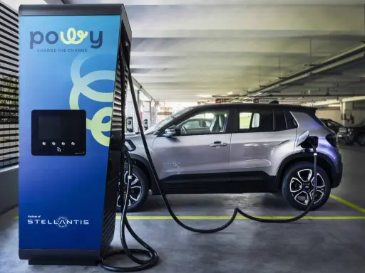 Stazione di ricarica Powy per auto elettriche, con un SUV Jeep Avenger in carica. Un esempio di moderni punti di ricarica auto elettriche.