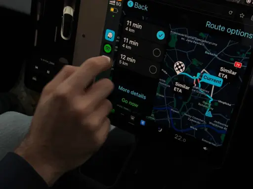 Navigazione in un'auto Tesla con Apple CarPlay, visualizza le opzioni di percorso e la mappa.