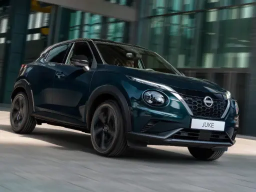 Nissan Juke 2026, un SUV compatto dal design audace, sfreccia in città.